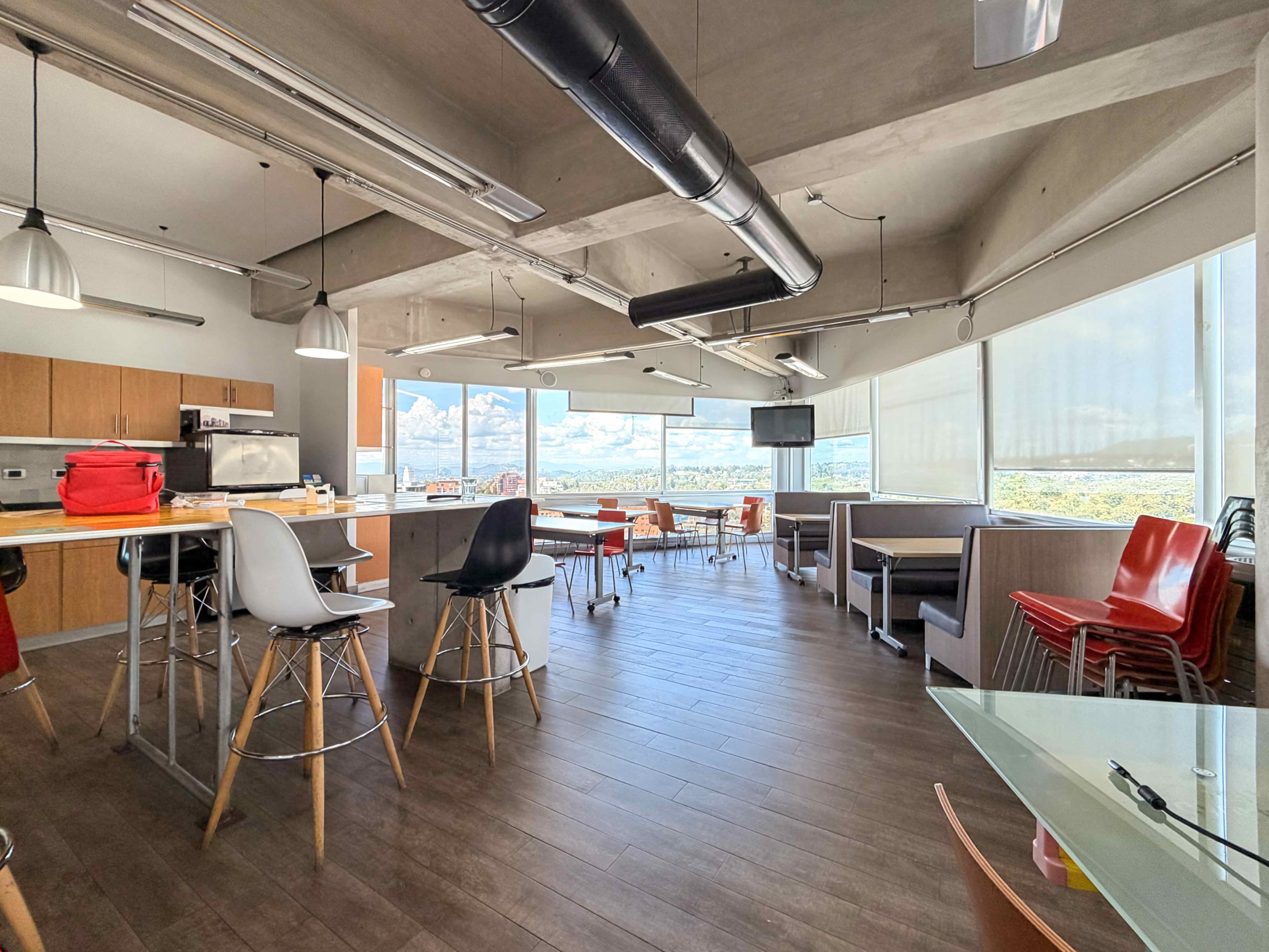 Oficina con Terraza en Venta en Zona 15 – Inversión con Renta Activa — foto 2