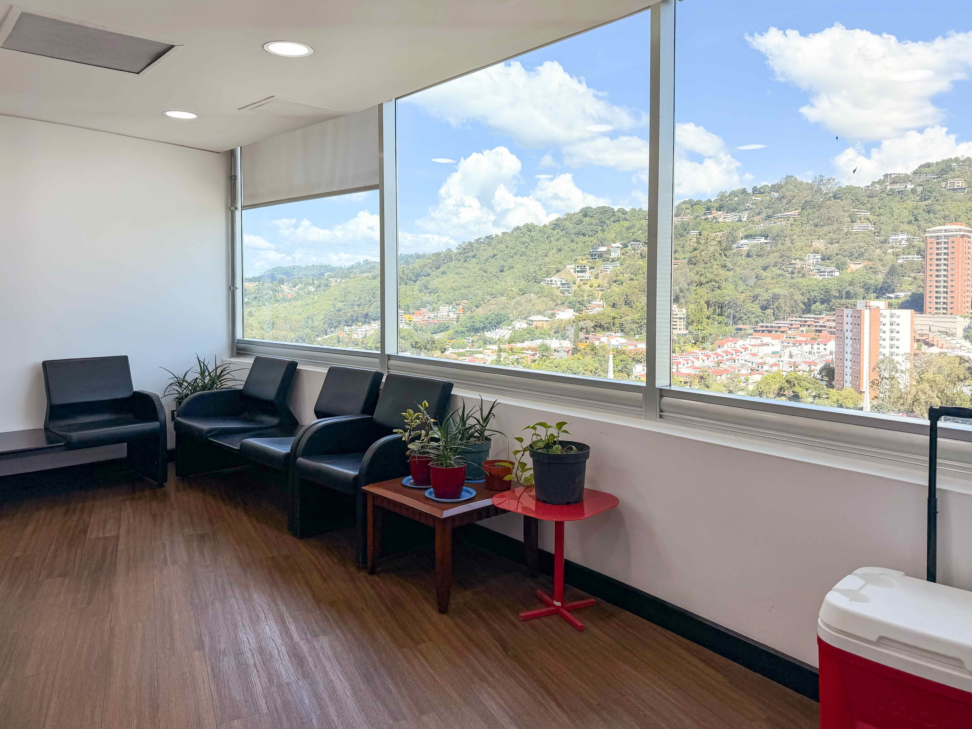 Oficina con Terraza en Venta en Zona 15 – Inversión con Renta Activa — foto 4