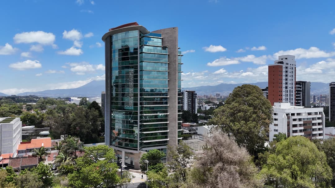 Oficina con Terraza en Venta en Zona 15 – Inversión con Renta Activa — foto 1