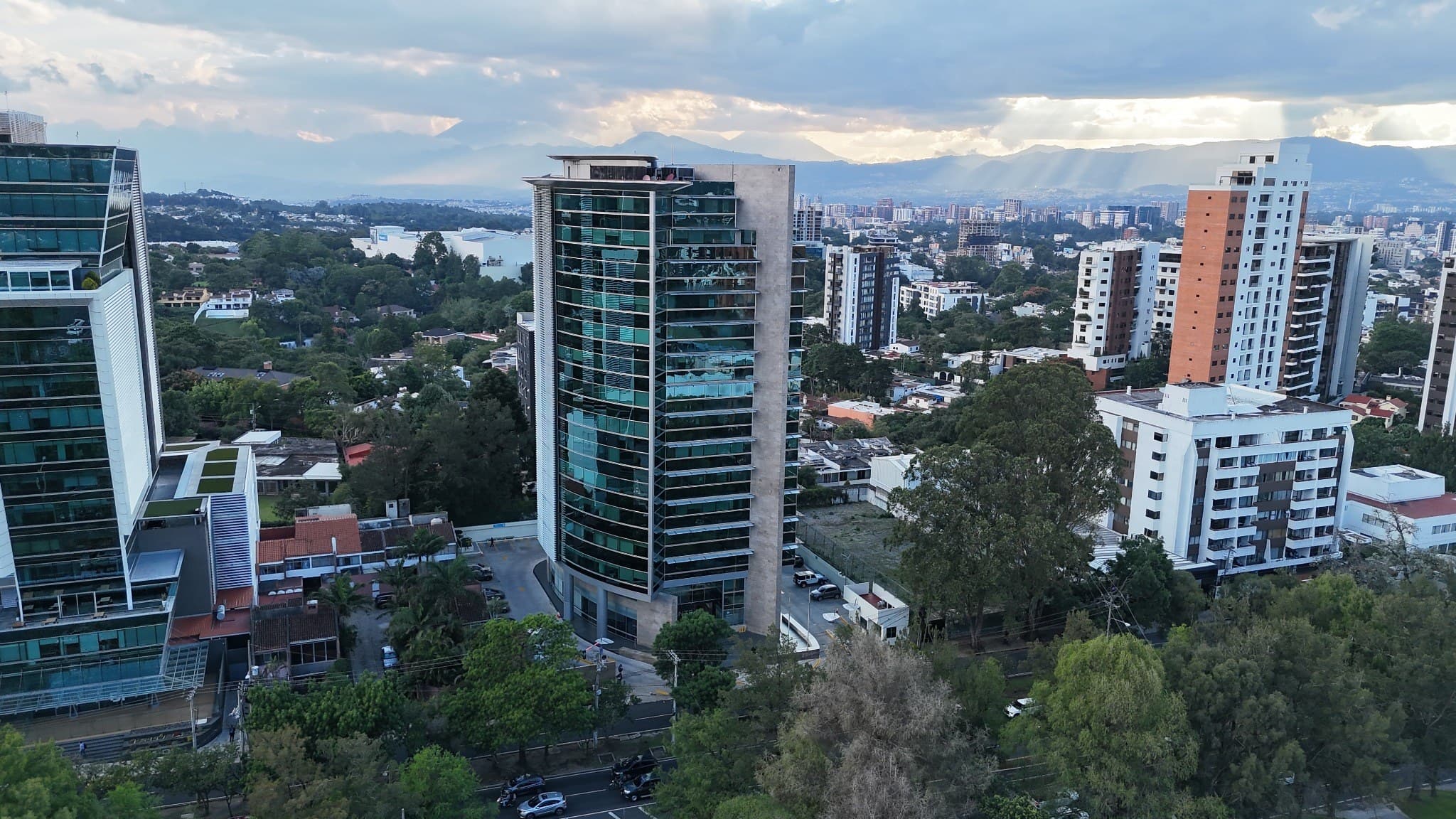 Venta de Oficina Corporativa en Zona 15 | Nivel Completo con Alta Rentabilidad. — foto 1